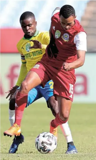  ?? /SAMUEL SHIVAMBU / BACKPAGEPI­X ?? Brandon Theron of Tshakhuma challenged by Sundown’s Lesedi Kapinga during their semifinal clash.