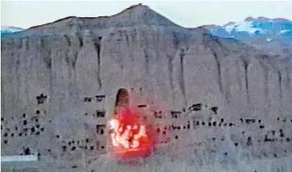 ?? AP ?? Momento. Los taliban dinamitan las estatuas del Buda de Bamiyán, de 1.500 años, en marzo de 2001.