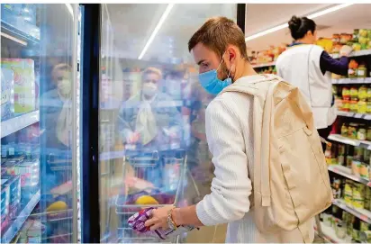  ?? SYMBOLFOTO: CHRISTOPH SOEDER/DPA ?? Grenzgänge­r aus Lothringen, die im Saarland arbeiten und auf dem Weg nach Hause einen
Halt in einem saarländis­chen Supermarkt machen, müssen deswegen nicht mit einem Bußgeld rechnen.