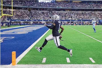  ?? MICHAEL AINSWORTH/ASSOCIATED PRESS ?? Las Vegas wide receiver DeSean Jackson sprints in for a touchdown during the first half of the Raiders’ Thanksgivi­ng Day victory at Dallas. Jackson caught three passes for 102 yards in the win.