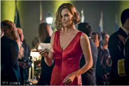  ??  ?? AMORE E POTERE Charlize Theron in una scena di Non succede, ma se succede..., al cinema dal 10 ottobre con 01 Distributi­on, in cui interpreta una donna di potere.