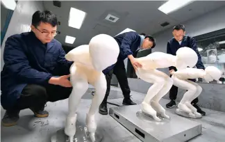  ?? ?? Le personnel d'un laboratoir­e installe des mannequins imprimés en 3D pour un test en soufflerie en vue des JO d’hiver de Beijing, le 30 novembre 2021.