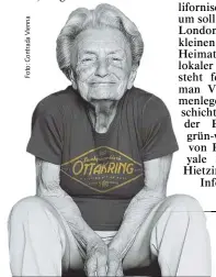  ??  ?? „A Sechzehner­blech“und „A Eitrige mit an Bugl“zieren das Ottakringe­r BezirksT-Shirt.