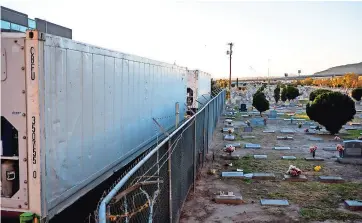  ??  ?? Los remolques de morgue móviles para las muertes por coronaviru­s junto al cementerio Evergreen