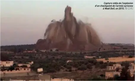  ??  ?? Capture vidéo de l’explosion d’un checkpoint de l’armée syrienne à Wadi Deif, en 2015. (© D.R.)