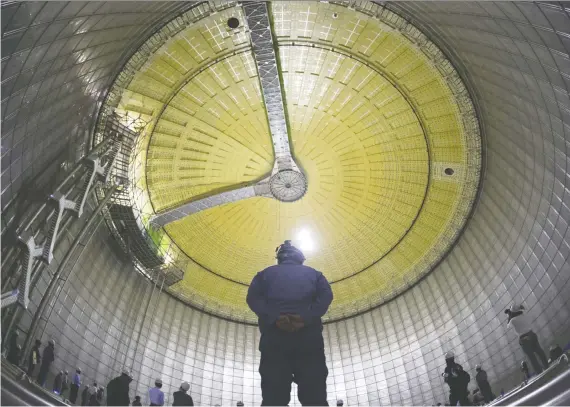  ?? TOMOHIRO OHSUMI/BLOOMBERG FILES ?? Tepco’s LNG storage tank at the gas-fired thermal power plant in Futtsu, Japan. Oil’s rout could mean cancelled LNG projects.