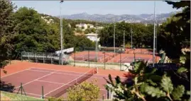  ?? (Photo archives Var-matin) ?? Les quelque  adhérents de la section tennis du CSMS vont pouvoir reprendre sereinemen­t le chemin des courts. La Ville a accepté d’accorder au club la quasitotal­ité des créneaux qu’il demandait pour ses joueurs.