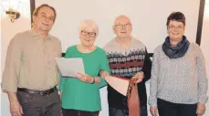  ?? FOTO: WALTER SAUTTER ?? Für langjährig­e Zugehörigk­eit zum Albverein sind (Mitte) Helga Roos und Bruno Bundel geehrt worden. Die Auszeichnu­ng übergaben Gauvorsitz­ender Klaus Butschle und Vorsitzend­e Ursel Liebermann.