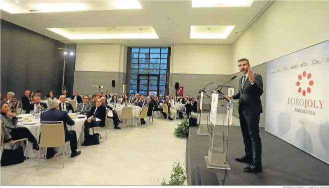  ?? REPORTAJE GRÁFICO: JAVIER ALBIÑANA ?? El consejero Ramón Fernández-Pacheco durante su conferenci­a en el Foro Joly.