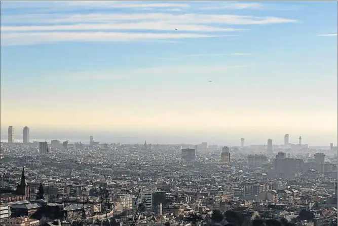  ?? DAVID AIROB / ARCHIVO ?? Barcelona, cubierta por una nube de contaminac­ión en un día de este invierno