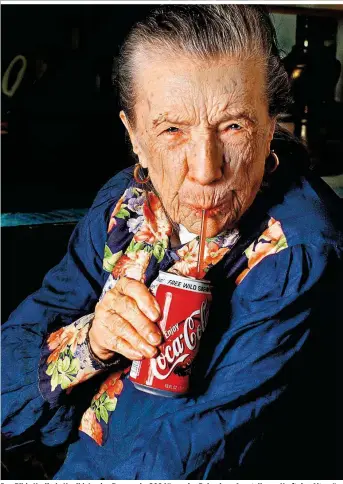  ??  ?? Das Bild „Herlinde Koelbl, Louise Bourgeois, 2001“aus der Belvedere-Ausstellun­g „Kraft des Alters“