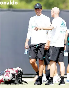  ??  ?? ZIDANE (kiri) berbincang dengan kakitangan kejurulati­han Real Madrid ketika menghadiri sesi latihan di Los Angeles, Amerika Syarikat pada 12 Julai lepas. — Gambar Reuters