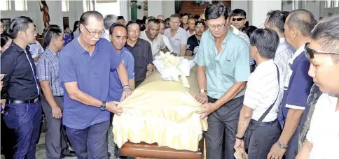  ??  ?? LAST RESPECTS ... James Wong (front right, next to casket) and (from third left) Tony Wong, Hassan Sani and Razali Zinin were among former national and state footballer­s who accompanie­d Peter Rajah’s casket out of the St Michael’s Catholic Church...