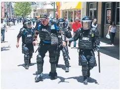  ??  ?? Un policía municipal resultó con un fuerte golpe en su frente producto del impacto de una piedra.