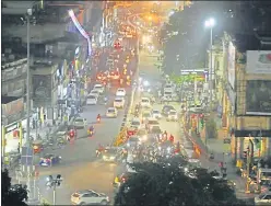  ?? DEEPAK GUPTA/HT PHOTO ?? ▪ An aerial view of traffic in Hazratganj, with barricades removed.