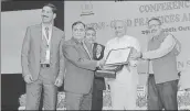  ?? HT ?? ▪ DGP OP Singh receiving the award on behalf of UP Police from union home secretary Rajiv Gauba and director, IB, Rajiv Jain.