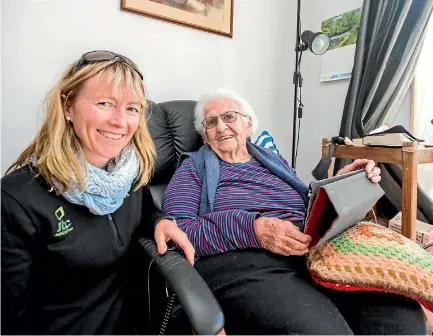  ?? PHOTO: RICKY WILSON/FAIRFAX NZ ?? Jean Leslie, 99, uses Facebook to connect with relatives such as her granddaugh­ter, Melissa Tripe.