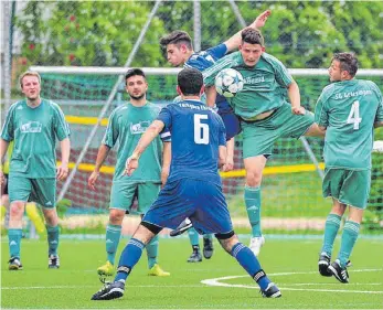  ?? SZ-FOTO: MAS ?? Die SG Griesingen (grün, Mitte Peter Gobs) bezwang Türkgücü mit 5:3.