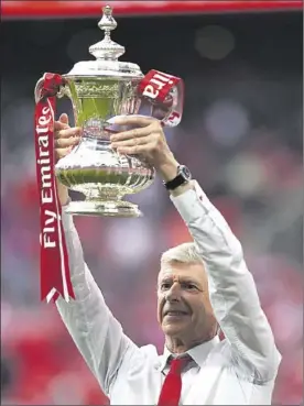  ?? REUTERS / LEE SMITH ?? Wenger celebra el título de la Cup ganado por el Arsenal el pasado año.