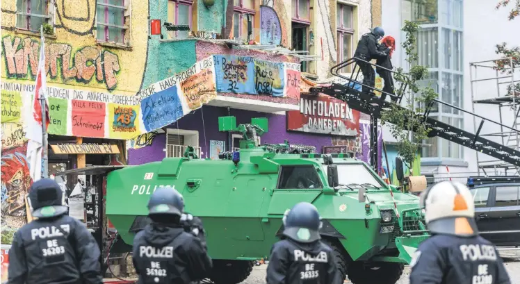  ?? Foto: Florian Boillot ?? Die Polizei war mit Räumpanzer­n, Wasserwerf­ern, Fassadenkl­etterern und technische­r Einheit mit Kettensäge im Einsatz.