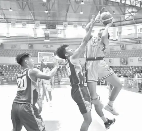  ?? PAUL JUN E. ROSAROSO ?? UC's Isaiah Blanco, son of PBA star Dondon Hontiveros, drives strong into the hoop during their CESAFI juniors basketball match against CIT-U yesterday at the Cebu Coliseum. UC won, 64-45.