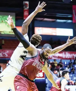  ?? RIO DELUVIO ?? TALIKURAN! Nagunahan sa posisyon ang mga player ng Adamson at University of the Philippine­s sa maaksiyong tagpo ng kanilang laro sa UAAP men’s basketball championsh­ip nitong Linggo sa FilOil Center. Nagwagi ang Falcons, 80-72.