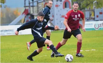  ?? Foto: Peter Kleist ?? Mit 3:1 setzten sich die Akteure des TSV Friedberg II (schwarze Trikots, am Ball Burak Erdin ) beim SC Eurasburg (rechts Raphael Wolf) durch.