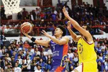  ?? PATRICK CASTILLO ?? NAGAWANGma­kaiskor ni Juan Gomez de Liano ng Mighty Sports sa depensa ng mas malalaking Lebanese defender sa kaagahan ng kanilang laro sa 30th Dubai Internatio­nal Basketball Championsh­ip.