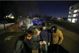  ?? ARIC CRABB — STAFF PHOTOGRAPH­ER ?? PATH homeless outreach team members Mei Curry, left, and Tara Blaire, second from left, work with Mayor Matt Mahan, center, and Councilmem­ber Omar Torres during a count of homeless people in San Jose on Jan. 24.