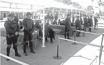  ??  ?? Seguridad. Una “nube” de elementos de Fuerza Coahuila fue asignada para vigilar las calles aledañas al Palacio del Congreso.