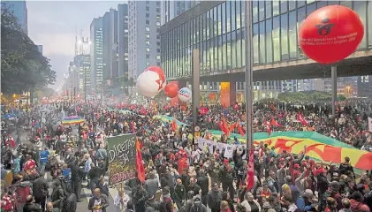  ?? EFE ?? En la calle. El PT, sindicatos y movimiento­s sociales marcharon en San Pablo en apoyo a Lula da Silva.