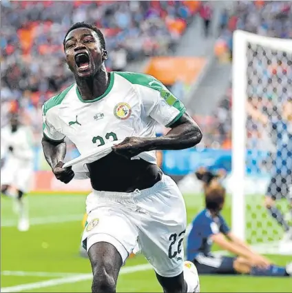  ?? FOTOS: GETTY/FCB ?? Moussa Wagué se erigió enel africano más joven en marcar en un Mundial con este gol a Japón. En la imagen inferior, Sergi Palencia el día de su última renovación