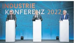  ?? FOTO: DPA ?? Sigfried Russwurm (v.l.), Robert Habeck und Jörg Hofmann bei der Industriek­onferenz 2022 des Bundeswirt­schaftsmin­isteriums.