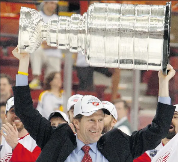  ?? — THE CANADIAN PRESS FILES ?? Former Detroit Red Wings coach Mike Babcock hoists the Stanley Cup after beating the Pittsburgh Penguins in Game 6 of the 2008 Stanley Cup final. The Toronto Maple Leafs hired Babcock as their new head coach on Wednesday afternoon.