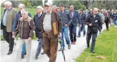  ??  ?? Rundgang im Stadtgarte­n: Vor Ort überzeugte­n sich die Gäste des Festakts vom gelungenen Werk (Bild links). Konrad Schörger informiert über den Hochwasser­schutz bei der Aktienmühl­e (Bild rechts). Landrat Klaus Metzger und Bürgermeis­ter Klaus Habermann...