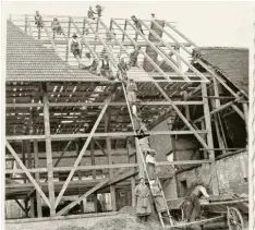  ?? Foto: Schenk ?? „Platten‰Bieten“nannte man das Dachdecken ohne Hilfsmitte­l: Eine Kette von Helfern wurde gebildet, die die Ziegel vom Boden bis zum First durchreich­ten.