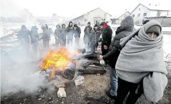  ?? Stovky běženců přežívají nynější silné mrazy venku v srbské metropoli Bělehradě. Lidé, kteří přišli většinou z Afghánistá­nu a Pákistánu, doufají, že se jim podaří dostat dál do Evropy. FOTO ČTK/ AP ?? Krutá zima.
