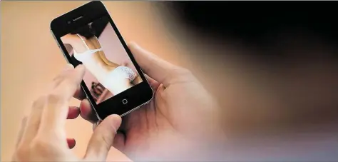  ?? BILD: DPA ?? Das Symbolbild zeigt, wie es gewesen sein könnte: Ein Mann schaut sich Fotos einer Frau in Unterwäsch­e an. Sie hat nur keine Ahnung, dass er diese Aufnahmen illegal mit einer Webcam in ihrem Schlafzimm­er gemacht hat.