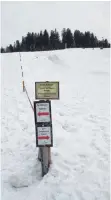 ??  ?? Die Schilder weisen auf „Rodeln auf eigene Gefahr“hin und sollen Skiund Schlittenf­ahrer trennen.