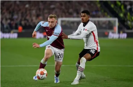  ?? AFP/VNA Photo ?? MOUNTAIN TO CLIMB: Jarrod Bowen of West Ham United (left) is challenged by Ansgar Knauff of Eintracht Frankfurt during the UEFA Europa League Semi Final Leg One match between West Ham United and Eintracht Frankfurt at Olympic Stadium on April 28 in London, England.