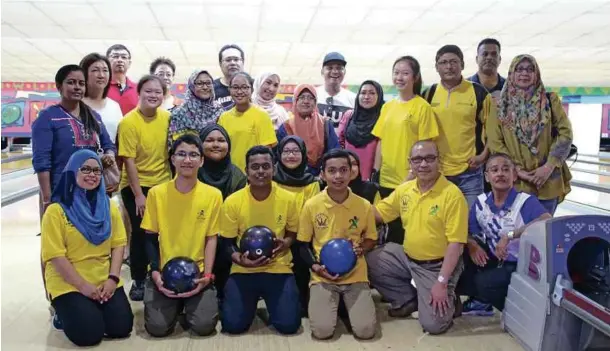  ??  ?? PESERTA iBG berg ambar kenang an bersama ibu bapa dan peng asasnya, D r Abdul Razzak.