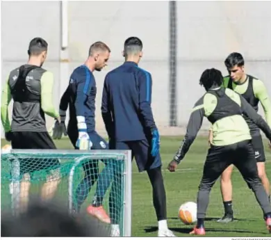  ?? PHOTOGRAPH­ERSSPORTS ?? Varios jugadores del Granada, durante el entrenamie­nto de recuperaci­ón de este domingo.