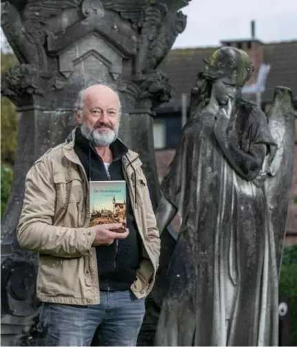  ?? FOTO JOREN DE WEERDT ?? Lou Geluyckens staat bij het graf van Anton Bergmann, dat een rol speelt in zijn nieuwste boek. “Met de engel verwijst het ook naar de hemel.”