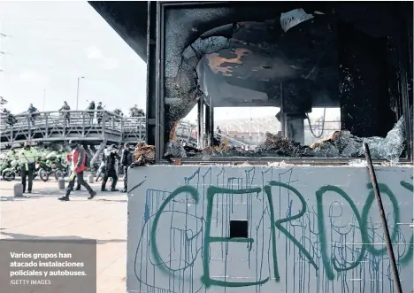  ?? /GETTY IMAGES ?? Varios grupos han atacado instalacio­nes policiales y autobuses.