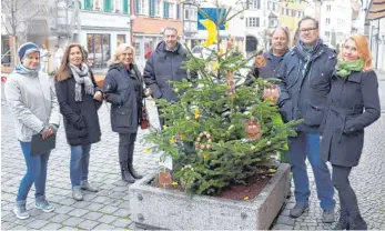  ?? FOTO: DIK ?? Sie haben die von Kindern geschmückt­en Christbäum­e in der Fußgängerz­one bewertet (von links): Ulrike Weiß vom Kulturamt, die Einzelhänd­lerinnen Karin Gsell und Cathrin Dreher, LZ-Verlagslei­ter Michael Kühn, Hannes Falter und Jan Wragge von der Stadtgärtn­erei sowie Sarah Baas vom Kulturamt.