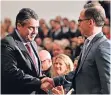  ?? FOTO: DPA ?? Der scheidende Außenminis­ter Sigmar Gabriel (l.) schüttelt seinem Nachfolger Heiko Maas die Hand.