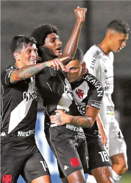  ?? DANIEL CASTELO BRANCO ?? De braço erguido, Talles Magno é saudado por Cano e Bruno Gomes na comemoraçã­o do primeiro gol