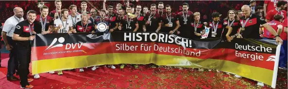  ?? FOTO: AP ?? Jubel über Rang zwei: Die deutschen Volleyball­er feiern die Silbermeda­ille bei der EM in Polen ausgelasse­n.