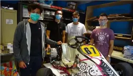 ?? (Photo Pa. M.) ?? Valentin Bru, Matthieu Prezut, Mael Bouchand, Léo Villeneuve entourant le prototype de leur kart électrique en cours de réalisatio­n.