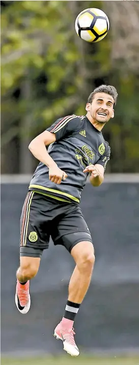  ??  ?? Raúl López, en el entrenamie­nto de la selección nacional